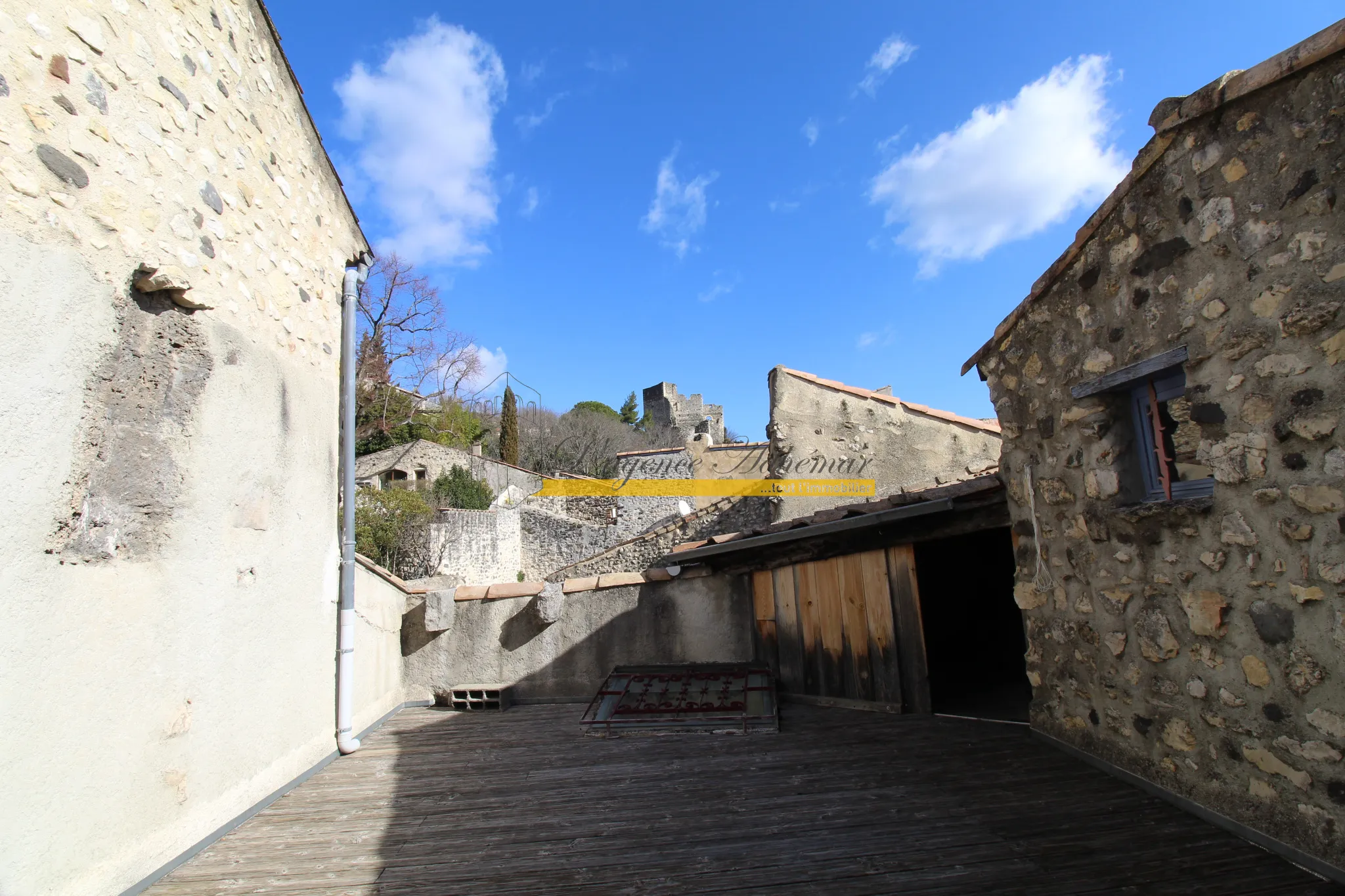 Maison de ville à Rochemaure avec terrasse, cave et garage 