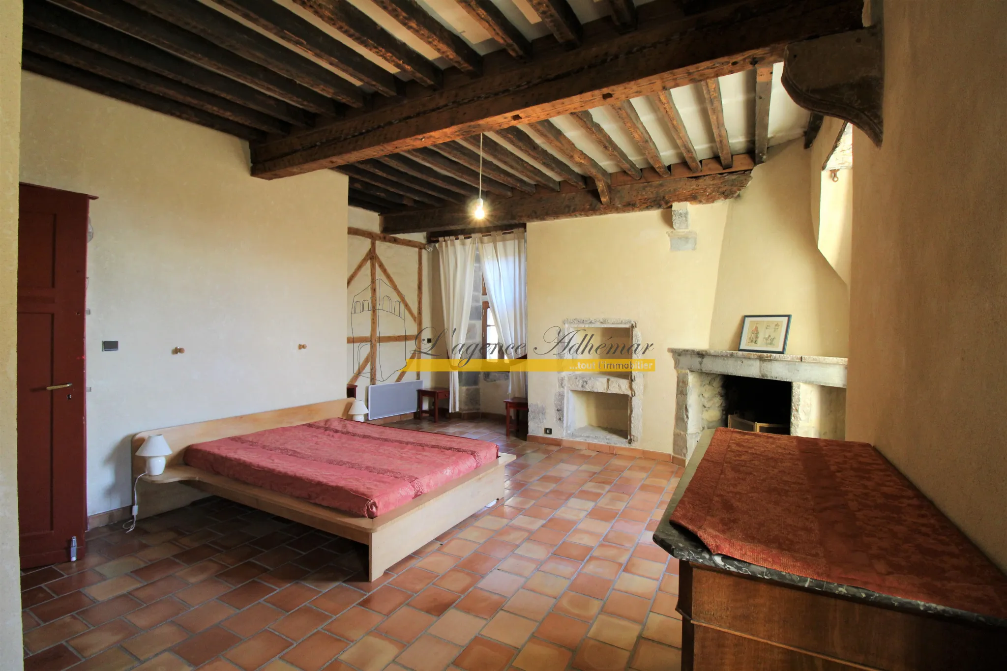 Maison de ville à Rochemaure avec terrasse, cave et garage 