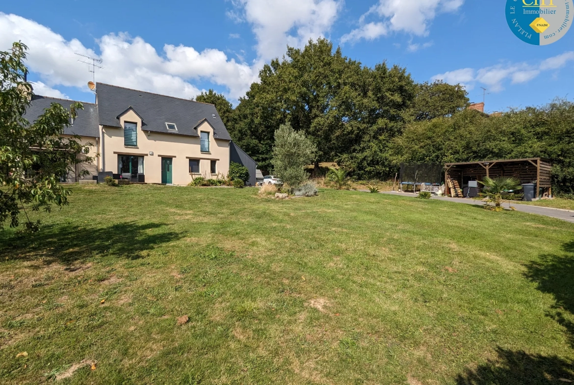 Maison récente avec terrain d'environ 3 115m2 à Loutehel, Brocéliande 