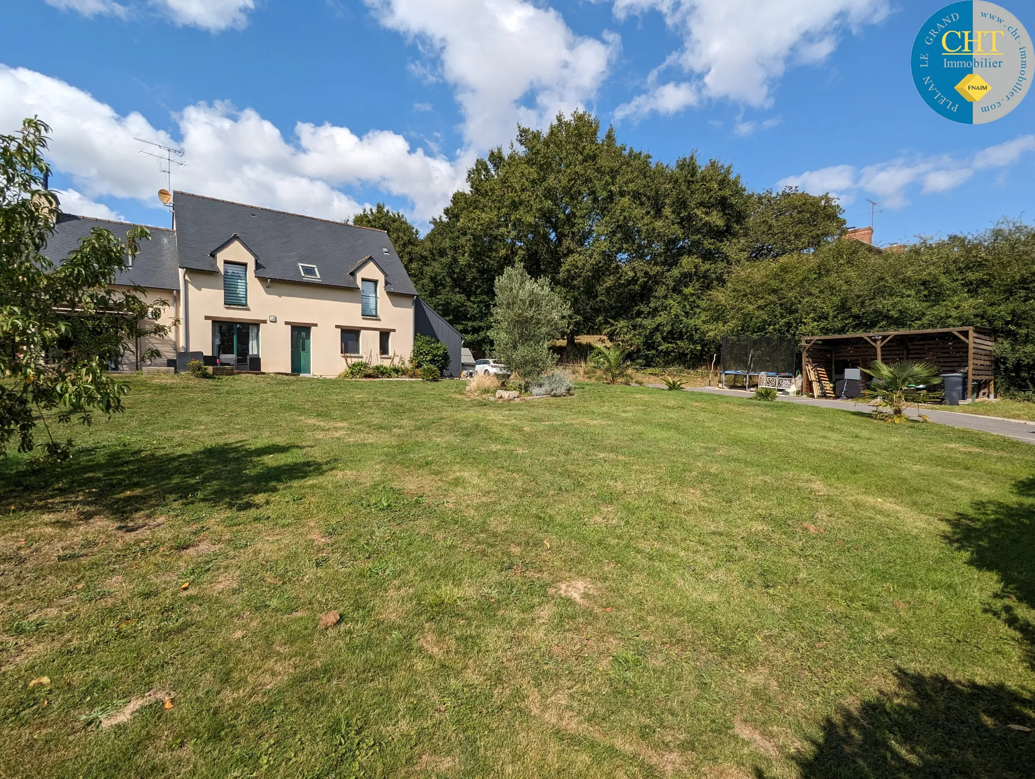 Maison récente avec terrain d'environ 3 115m2 à Loutehel, Brocéliande 