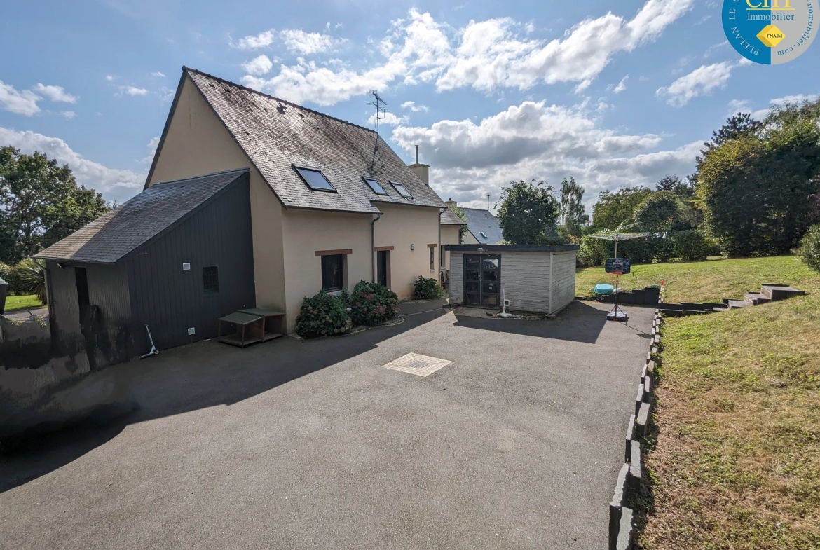 Maison récente avec terrain d'environ 3 115m2 à Loutehel, Brocéliande 