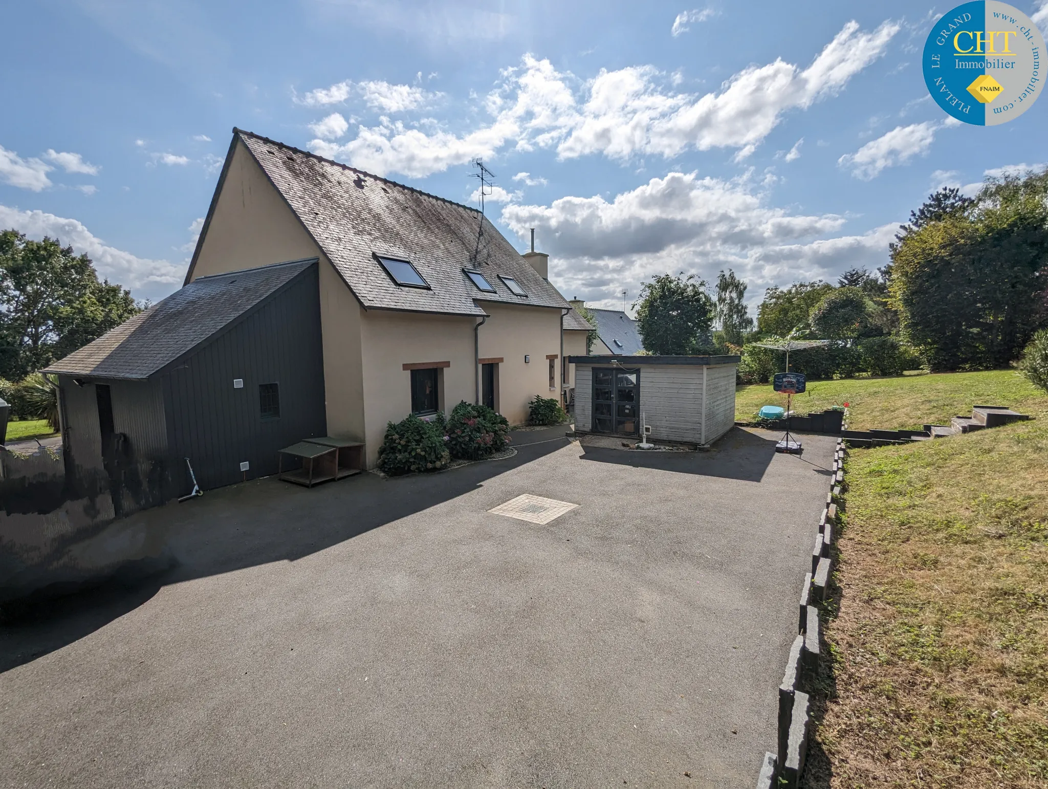 Maison récente avec terrain d'environ 3 115m2 à Loutehel, Brocéliande 