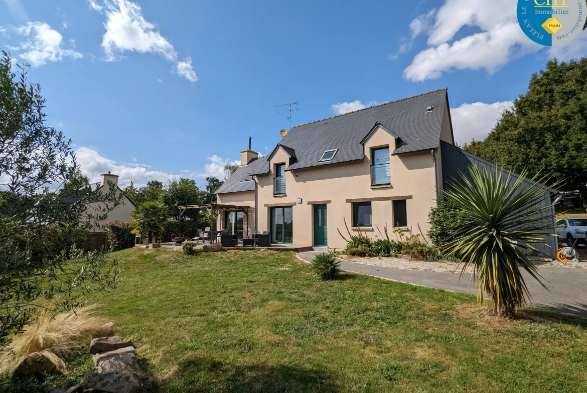 Maison récente avec terrain d'environ 3 115m2 à Loutehel, Brocéliande 