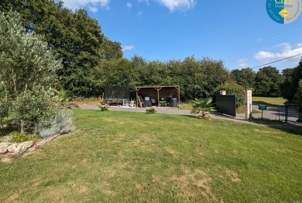 Maison récente avec terrain d'environ 3 115m2 à Loutehel, Brocéliande 