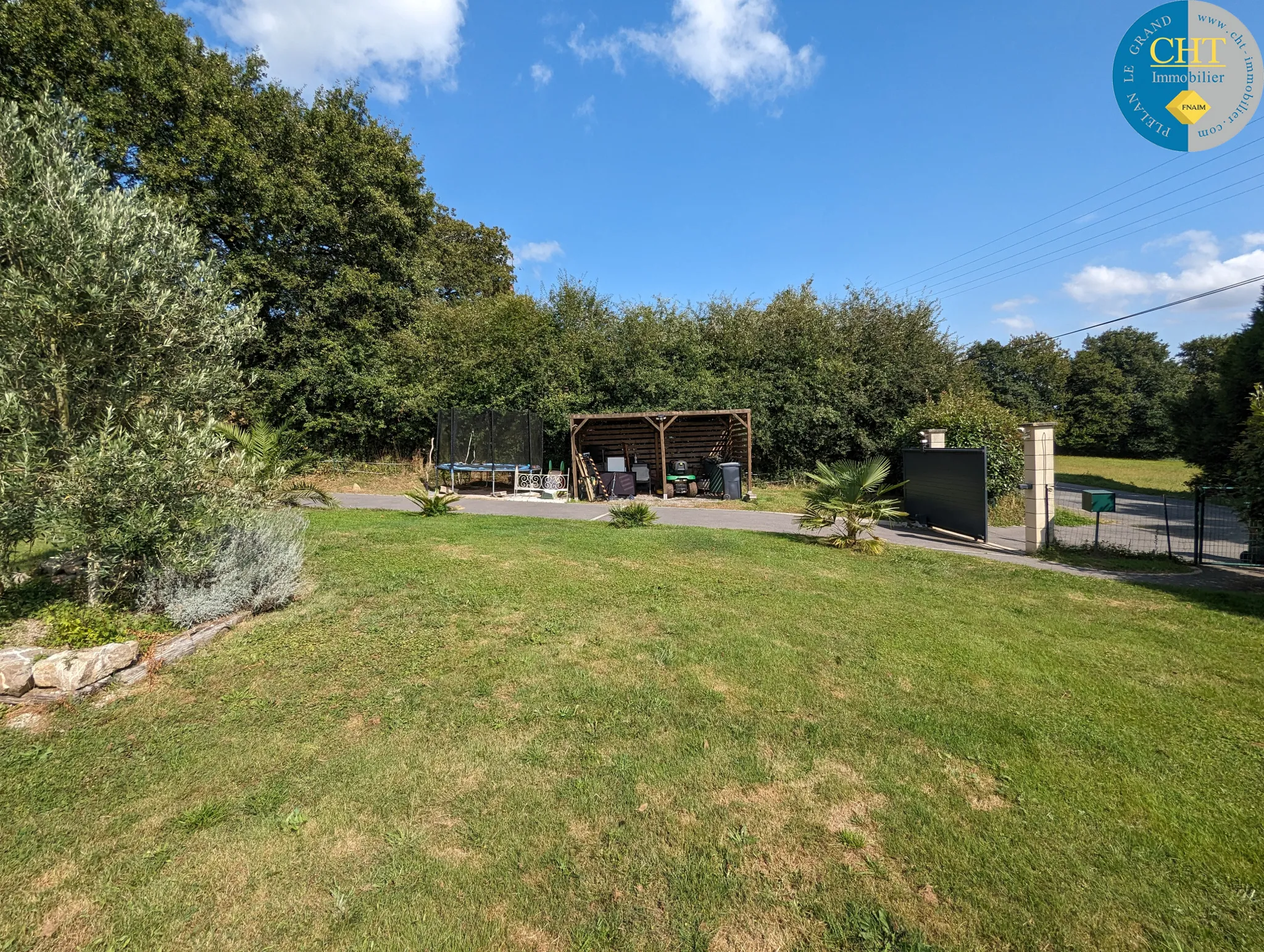 Maison récente avec terrain d'environ 3 115m2 à Loutehel, Brocéliande 