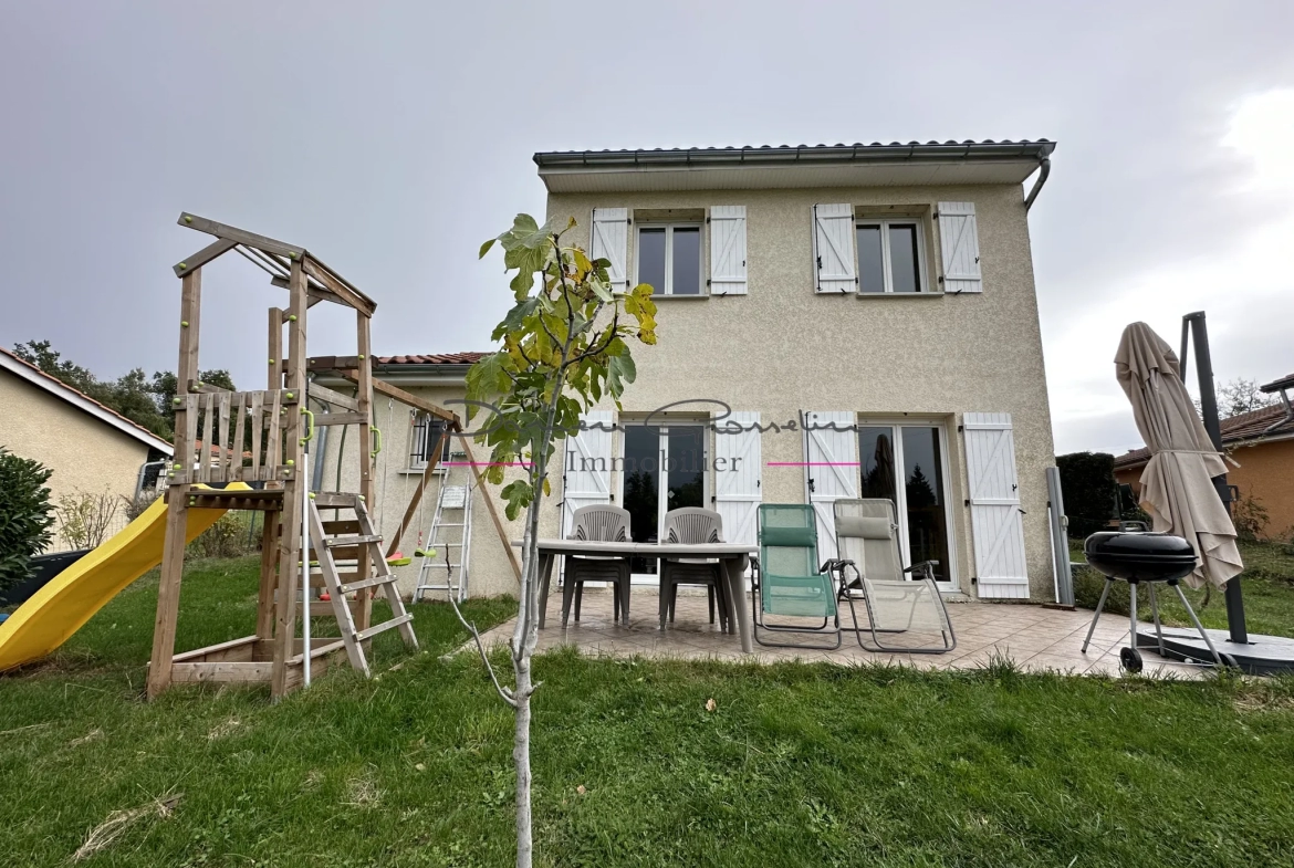 Maison d'habitation élevée sur deux niveaux avec terrain et piscine à St symphorien de lay 