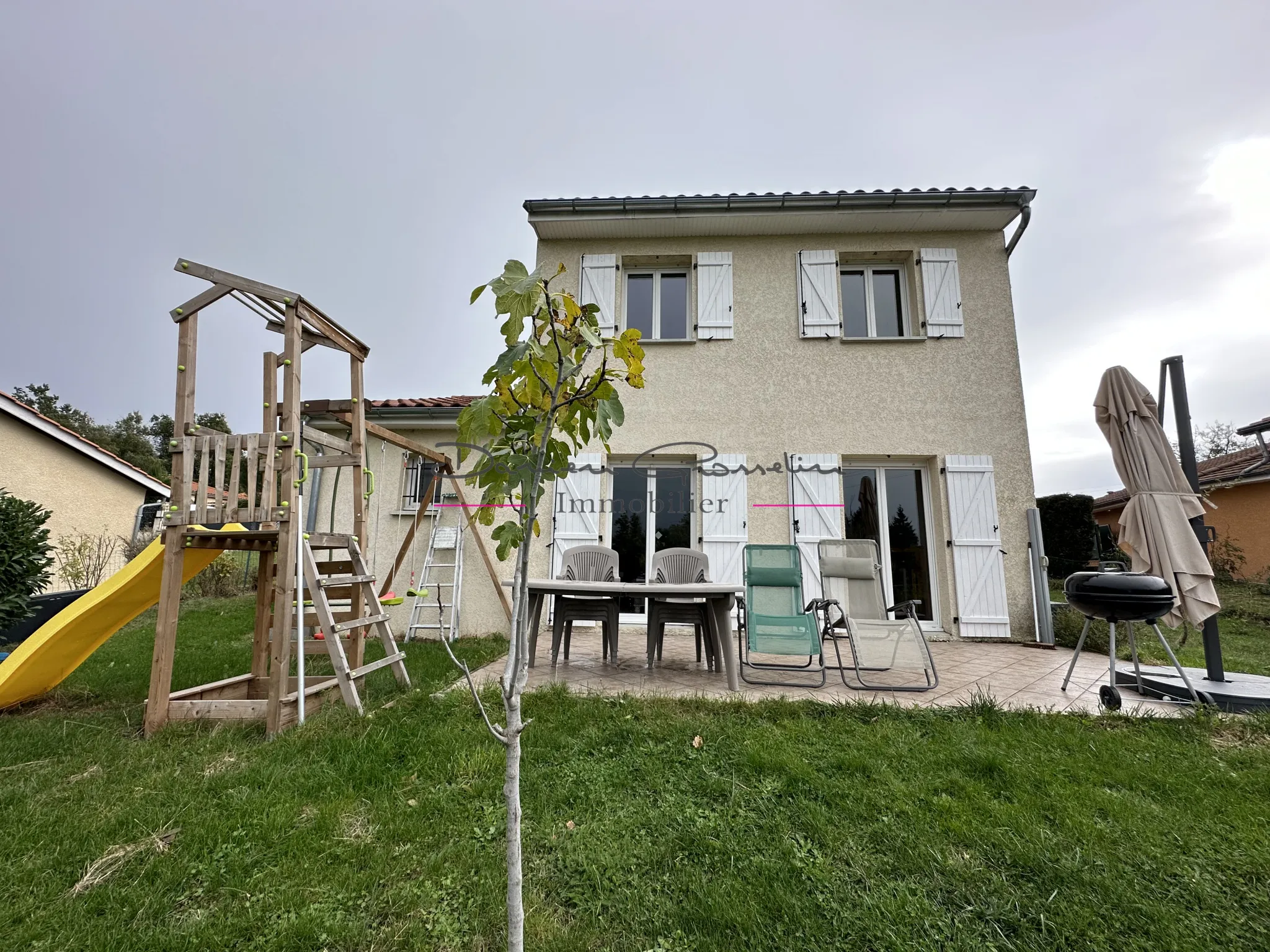 Maison d'habitation élevée sur deux niveaux avec terrain et piscine à St symphorien de lay 