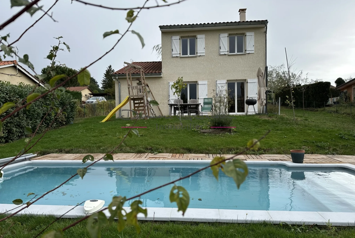 Maison d'habitation élevée sur deux niveaux avec terrain et piscine à St symphorien de lay 