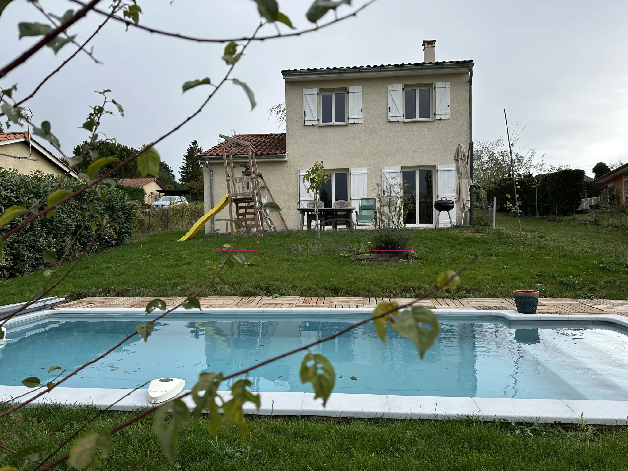 Maison d'habitation élevée sur deux niveaux avec terrain et piscine à St symphorien de lay 