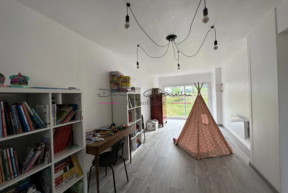 Maison d'habitation élevée sur deux niveaux avec terrain et piscine à St symphorien de lay 