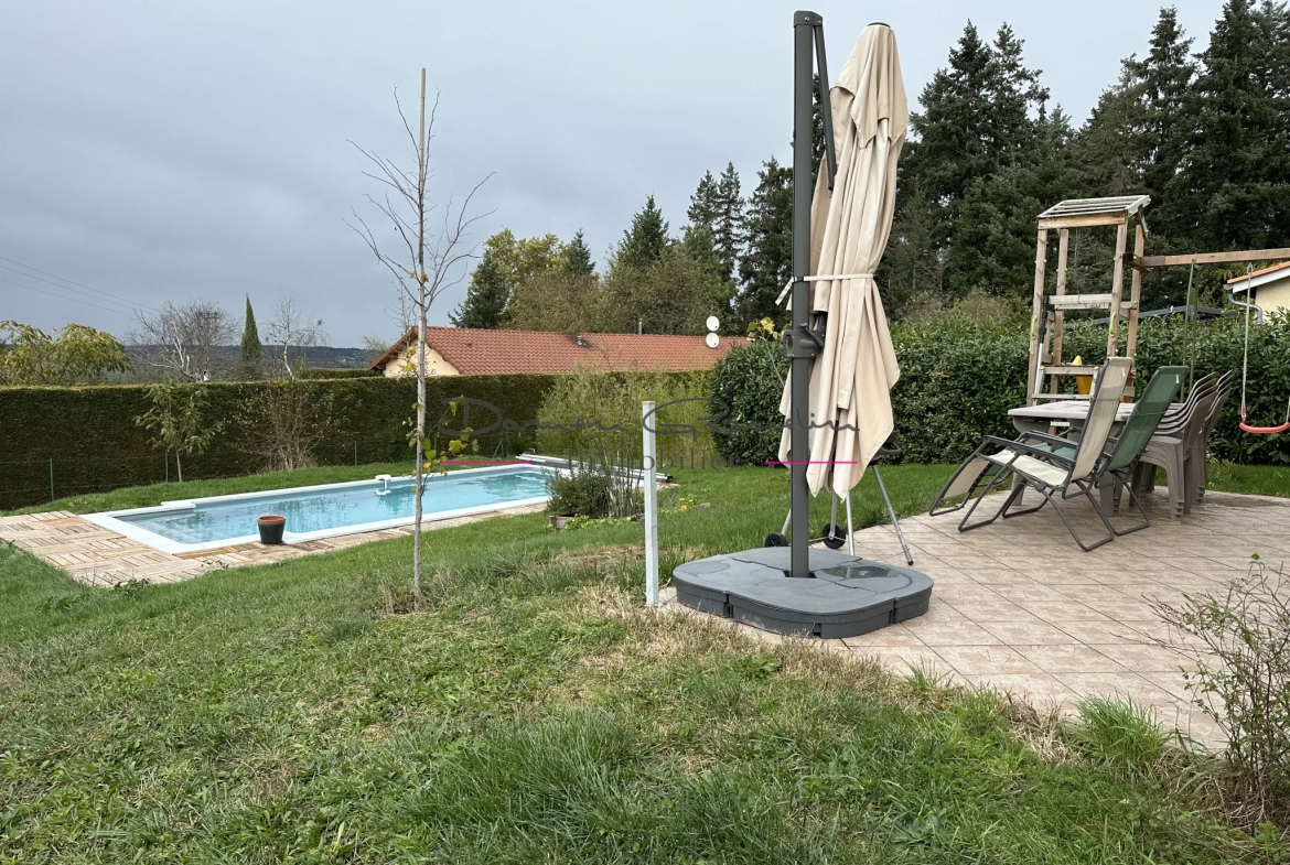 Maison d'habitation élevée sur deux niveaux avec terrain et piscine à St symphorien de lay 