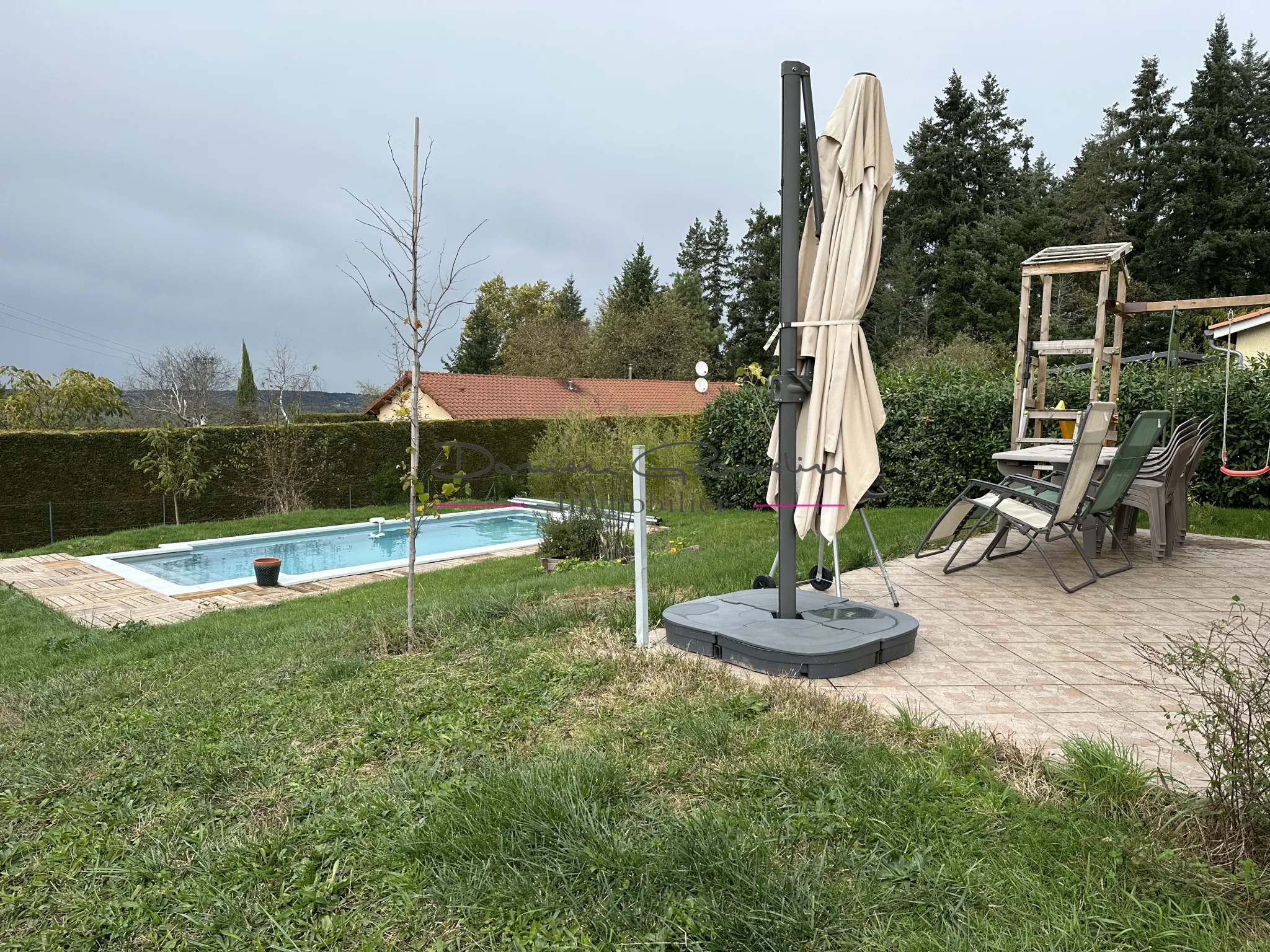 Maison d'habitation élevée sur deux niveaux avec terrain et piscine à St symphorien de lay 