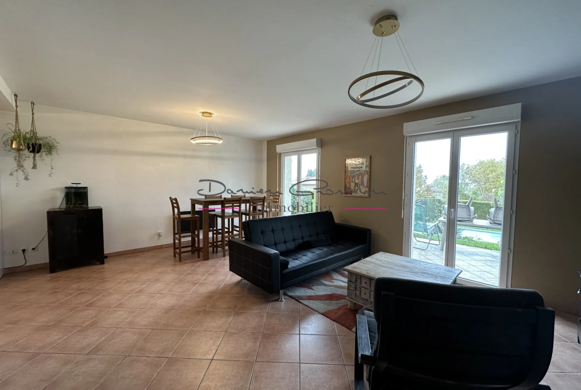 Maison d'habitation élevée sur deux niveaux avec terrain et piscine à St symphorien de lay 