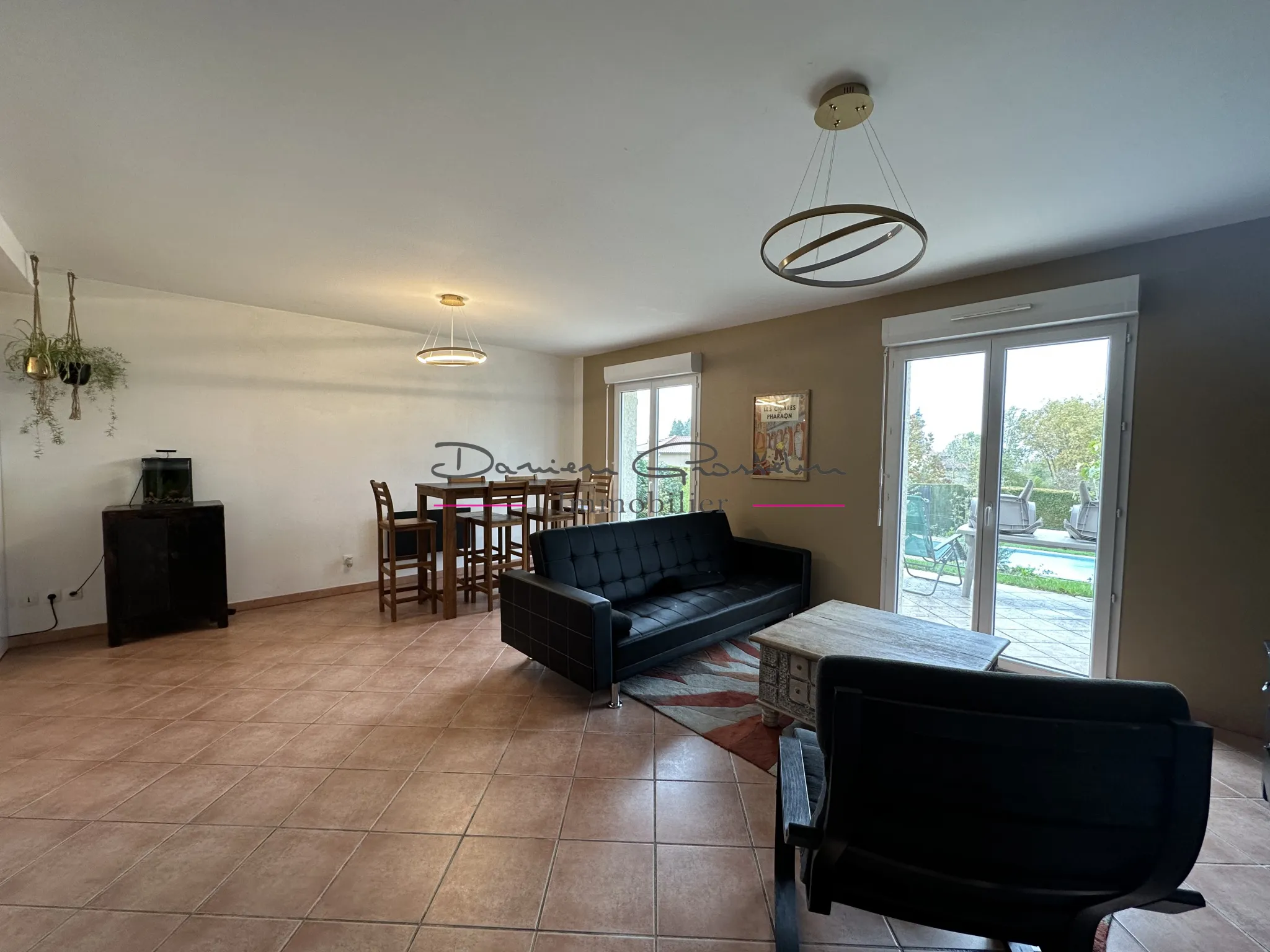 Maison d'habitation élevée sur deux niveaux avec terrain et piscine à St symphorien de lay 