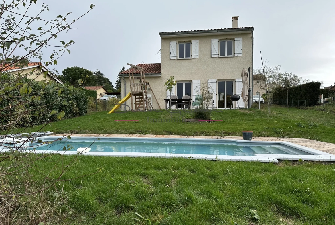 Maison d'habitation élevée sur deux niveaux avec terrain et piscine à St symphorien de lay 