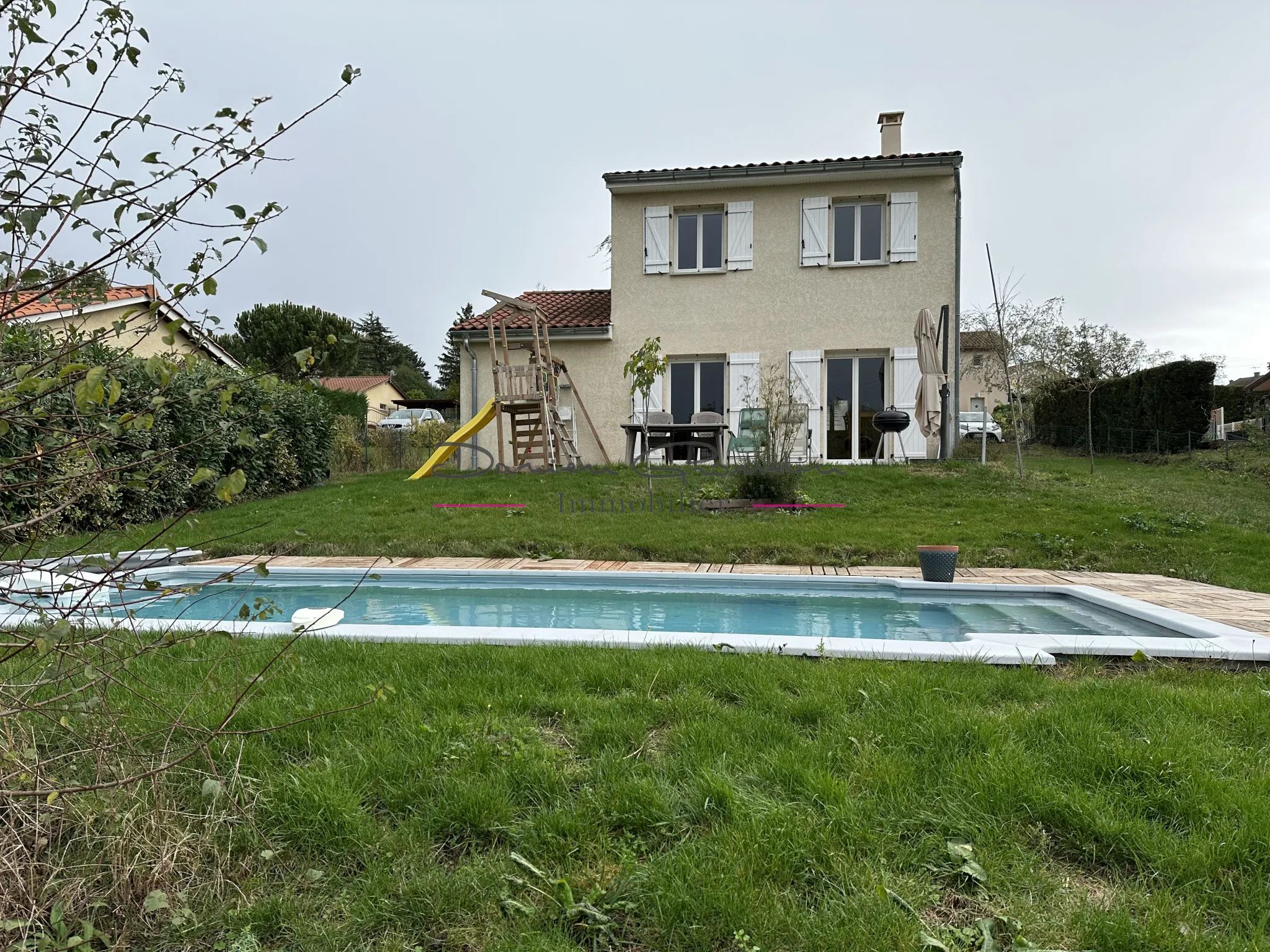 Maison d'habitation élevée sur deux niveaux avec terrain et piscine à St symphorien de lay 