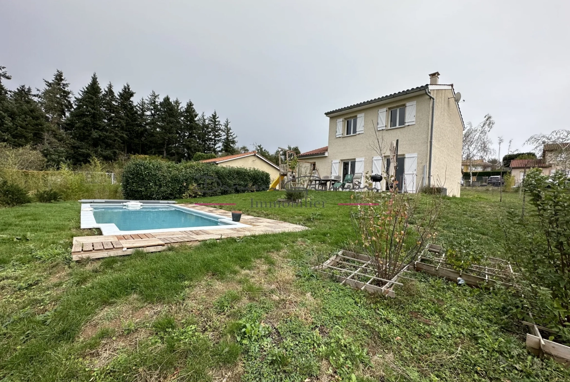 Maison d'habitation élevée sur deux niveaux avec terrain et piscine à St symphorien de lay 