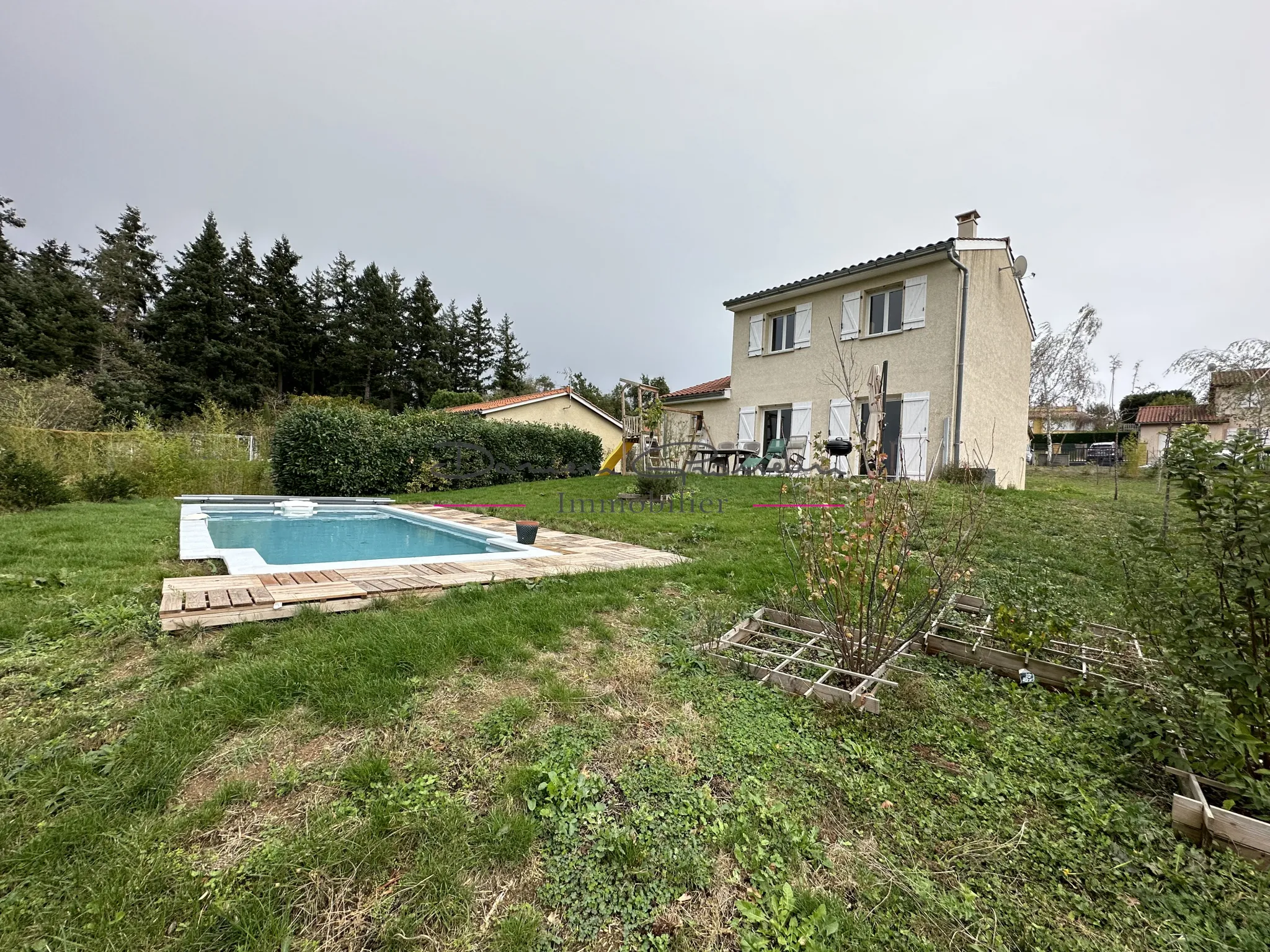 Maison d'habitation élevée sur deux niveaux avec terrain et piscine à St symphorien de lay 