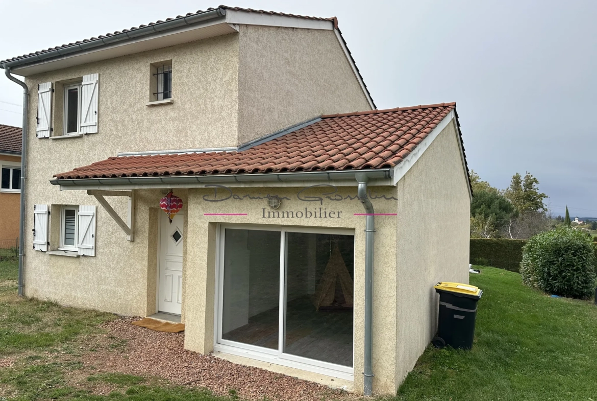 Maison d'habitation élevée sur deux niveaux avec terrain et piscine à St symphorien de lay 