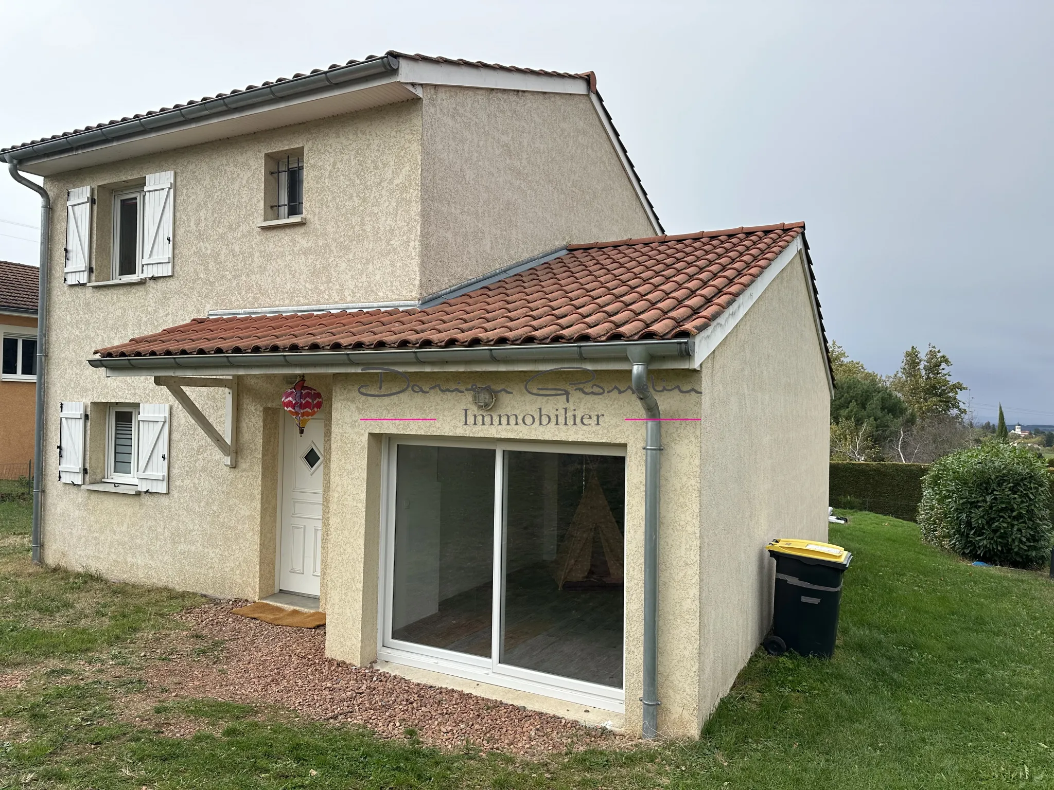 Maison d'habitation élevée sur deux niveaux avec terrain et piscine à St symphorien de lay 