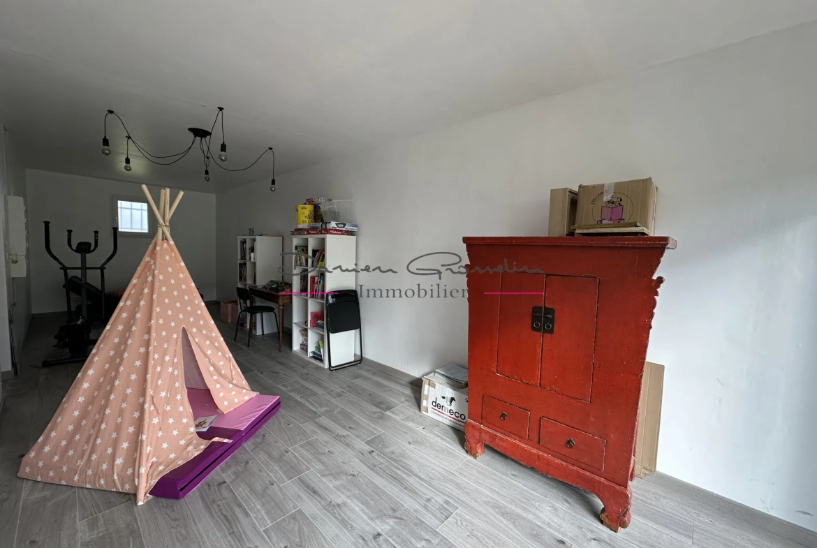 Maison d'habitation élevée sur deux niveaux avec terrain et piscine à St symphorien de lay 