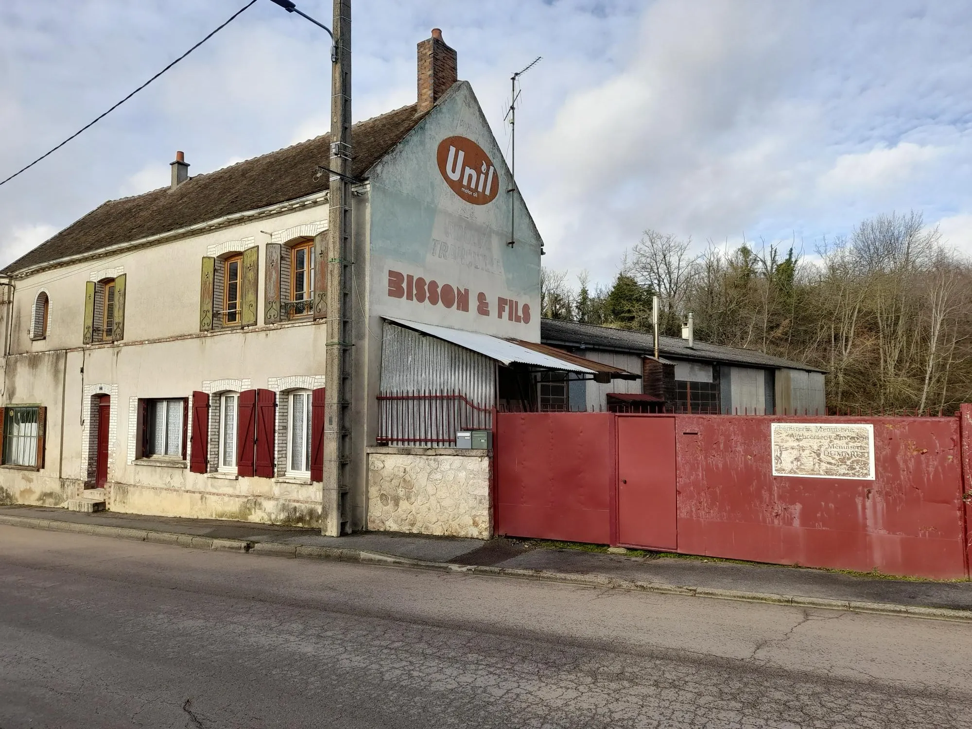 Hangar de 300 m2 et maison de village à Villeneuve la Guyard 