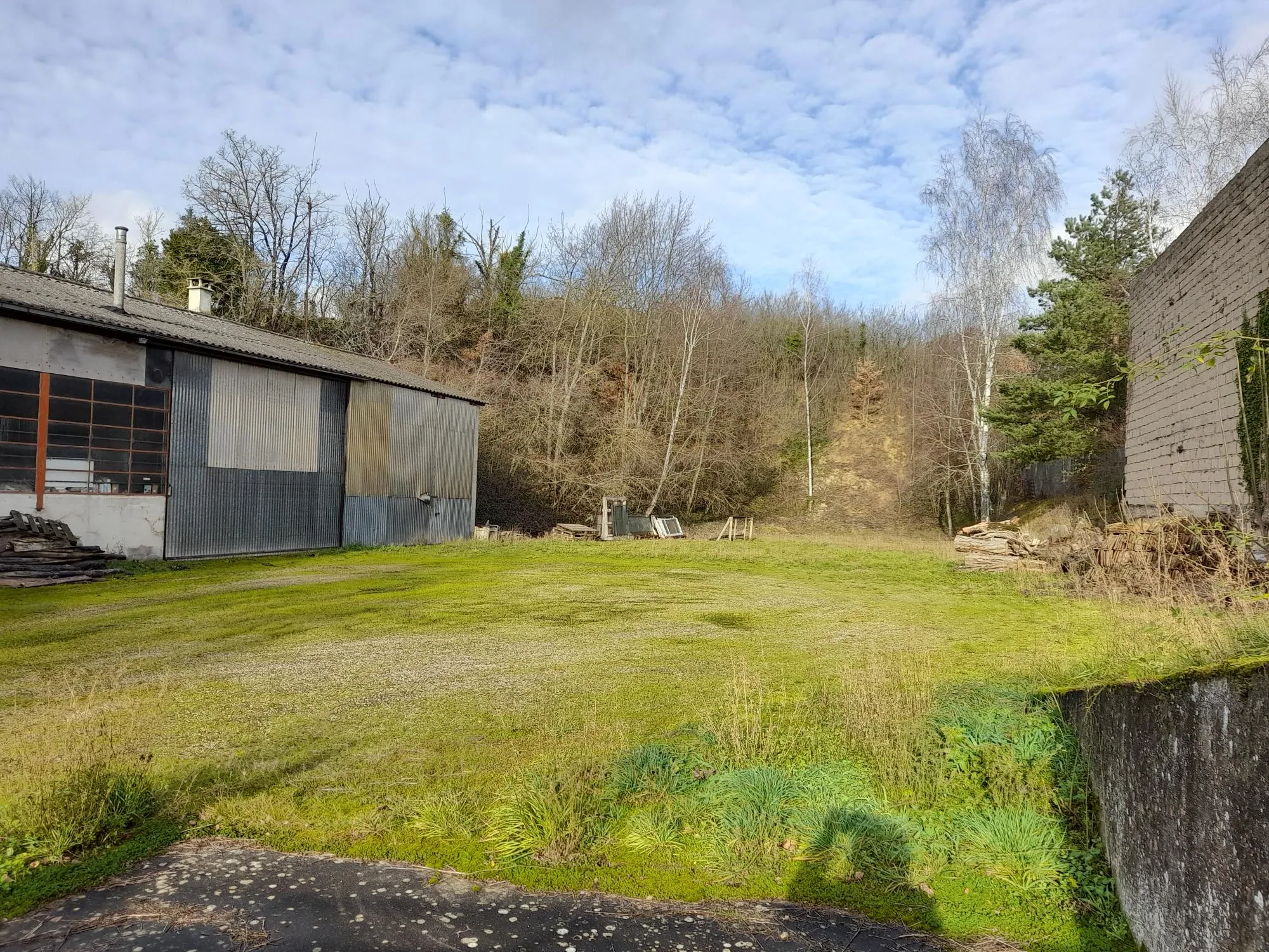 Hangar de 300 m2 et maison de village à Villeneuve la Guyard 