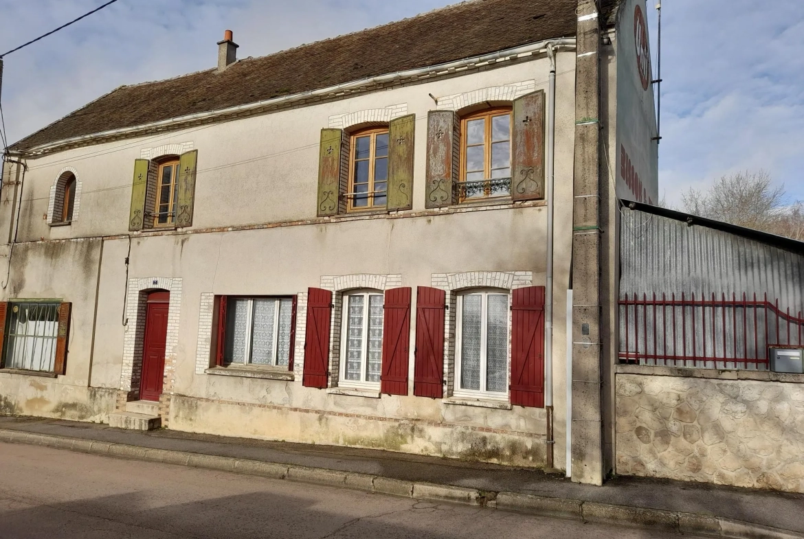 Hangar de 300 m2 et maison de village à Villeneuve la Guyard 