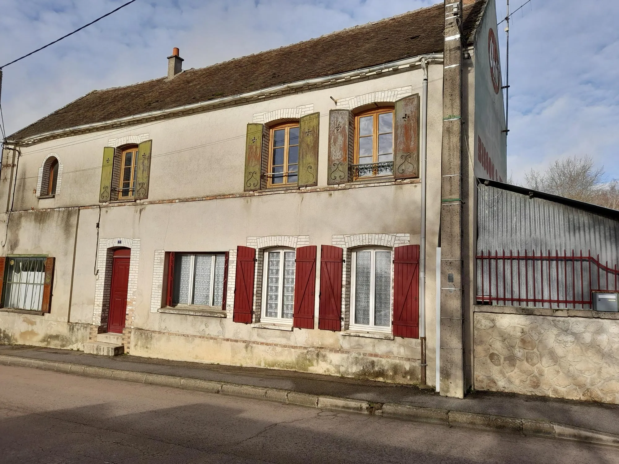 Hangar de 300 m2 et maison de village à Villeneuve la Guyard 