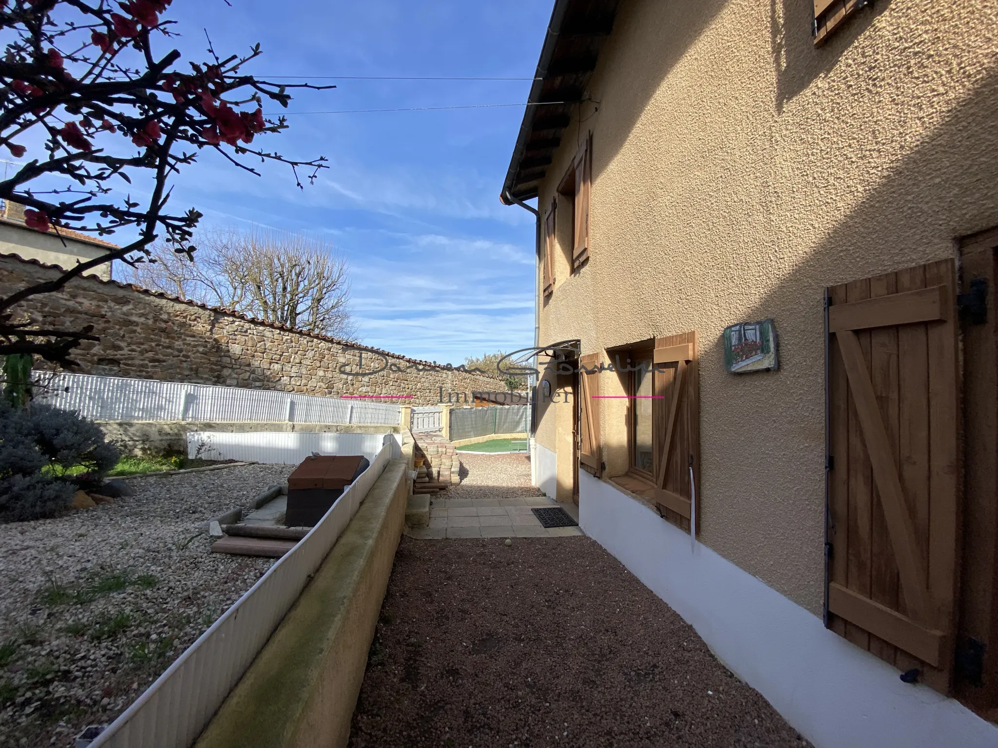 Maison d'habitation élevée sur 2 niveaux avec terrain attenant 