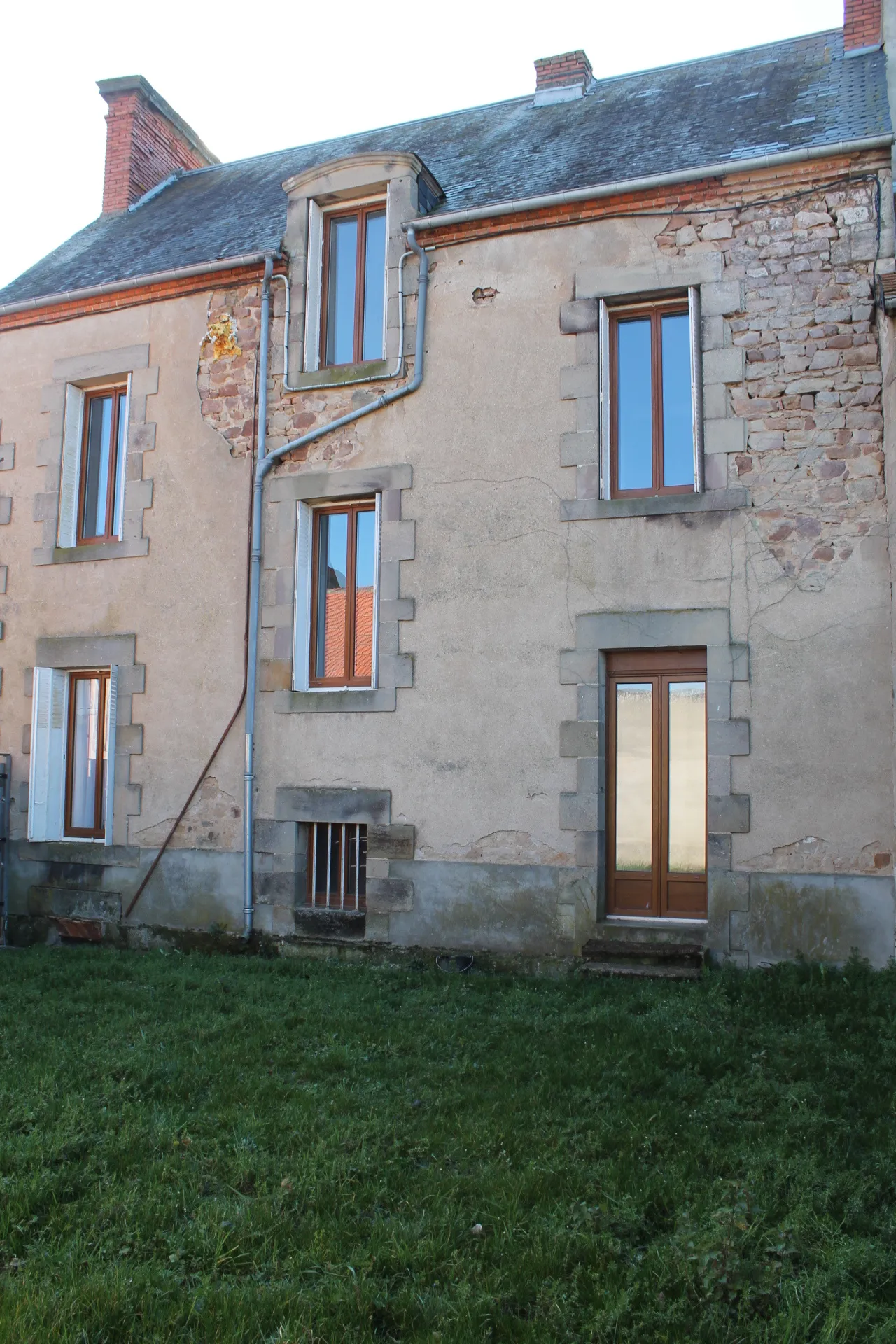 Grande maison de village rénovée avec terrain à arrière à Vieure 