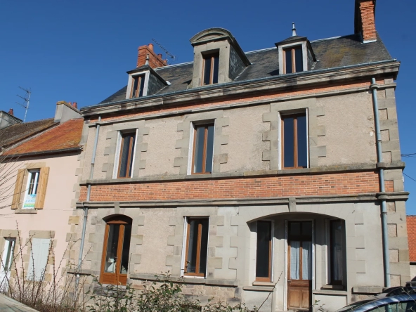 Grande maison de village rénovée avec terrain à arrière à Vieure