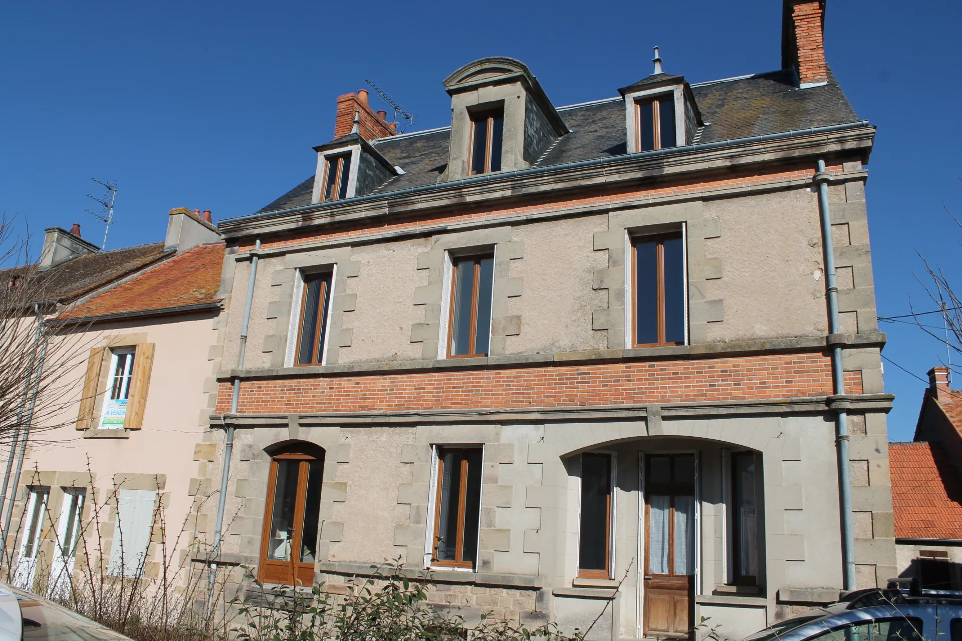 Grande maison de village rénovée avec terrain à arrière à Vieure 