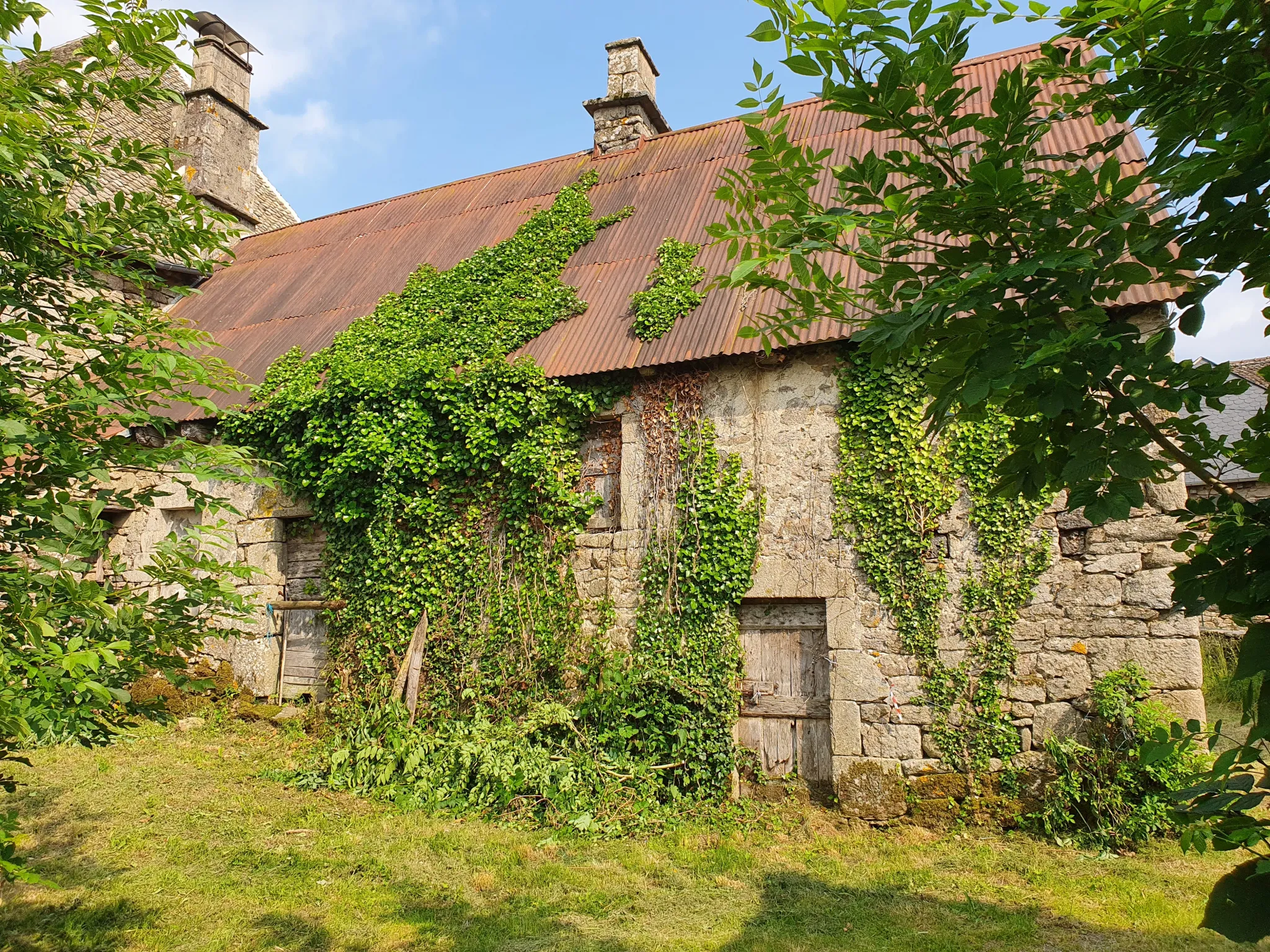 Ancienne maison et ses dépendances à rénover en Xaintrie 