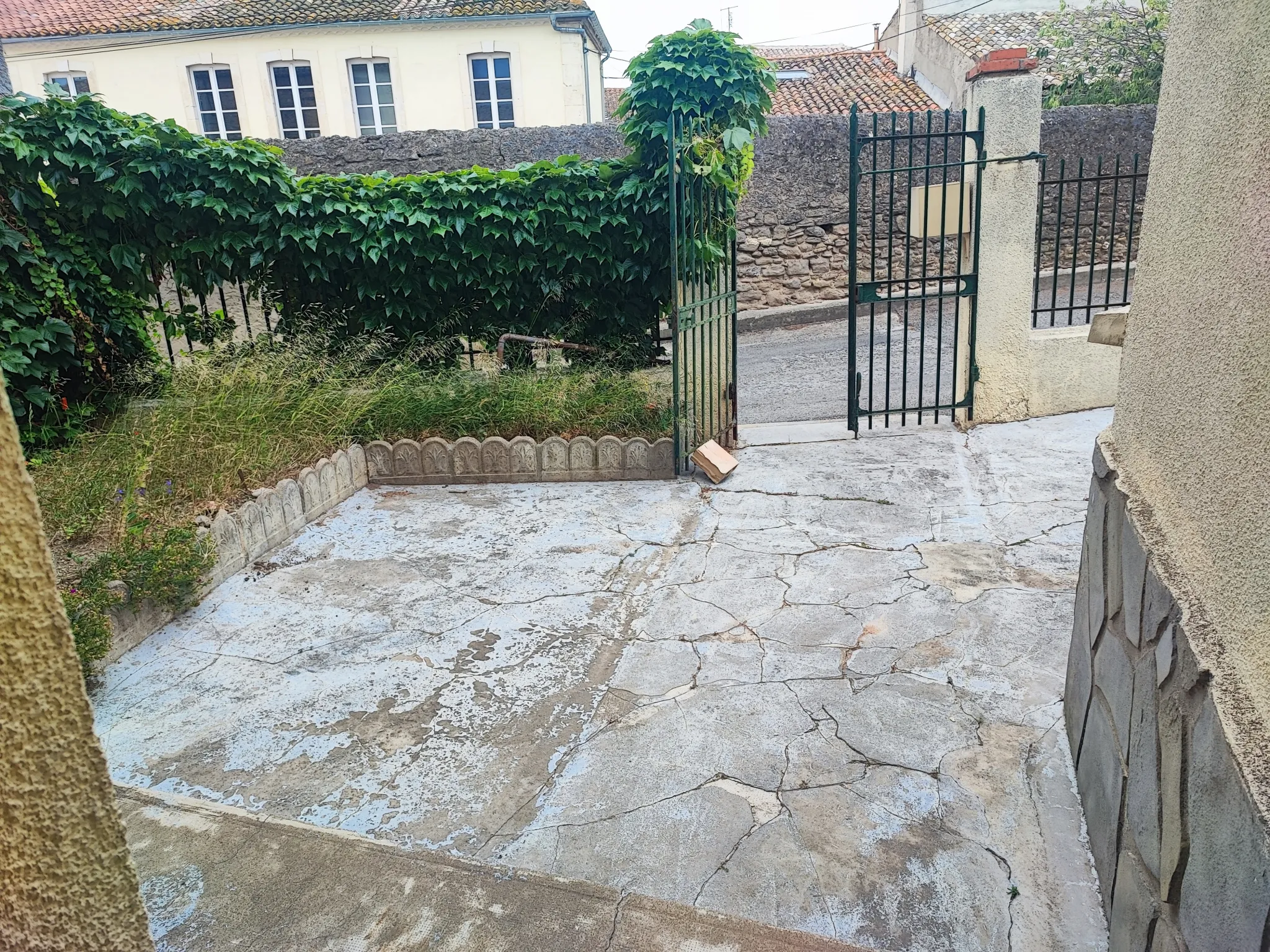 Maison de village à rénover avec garage et terrasse à La Redorte 