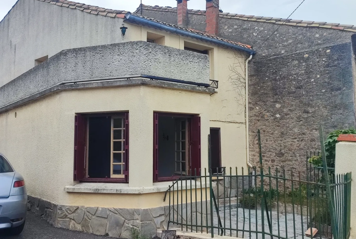 Maison de village à rénover avec garage et terrasse à La Redorte 