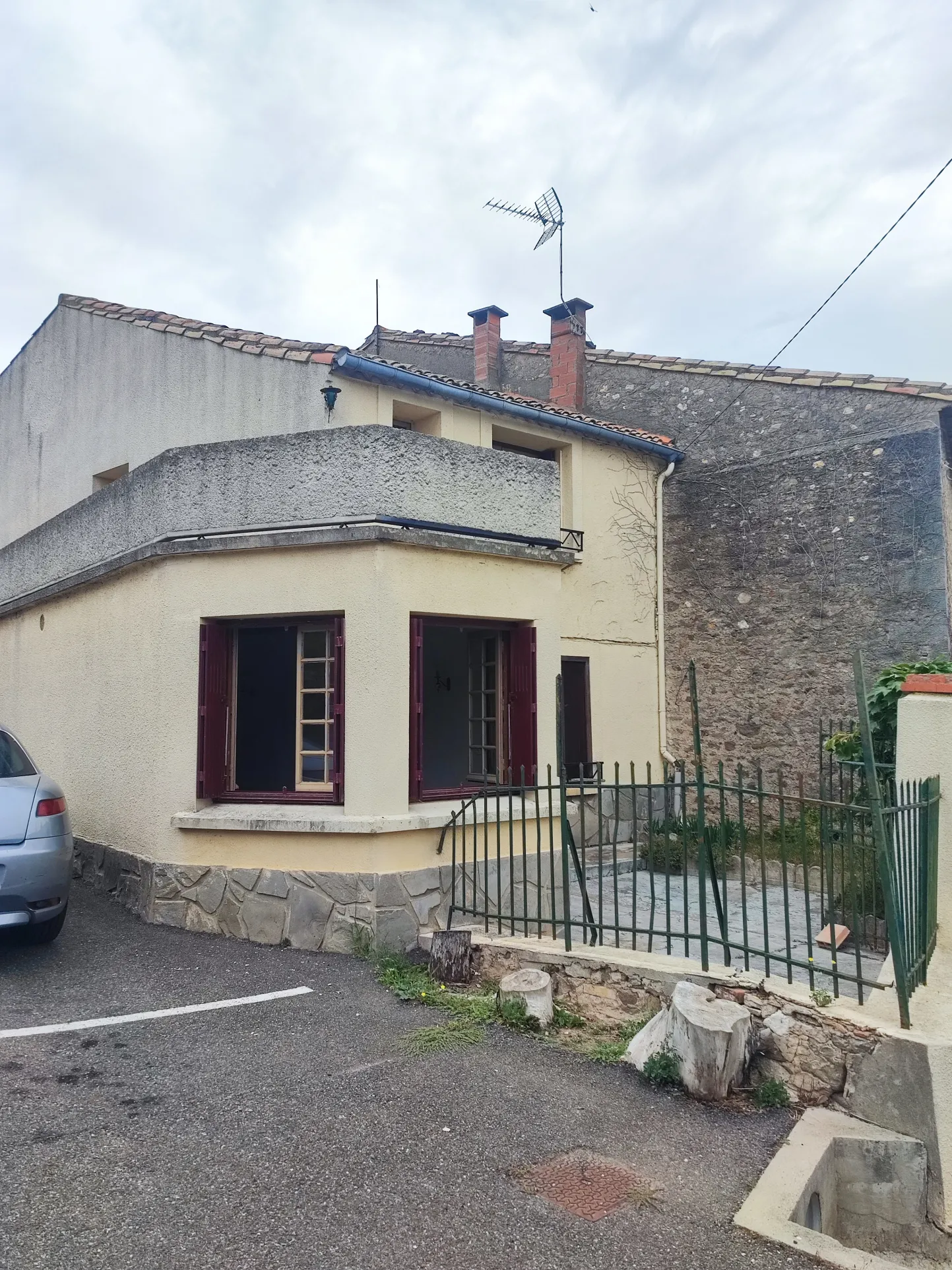 Maison de village à rénover avec garage et terrasse à La Redorte 