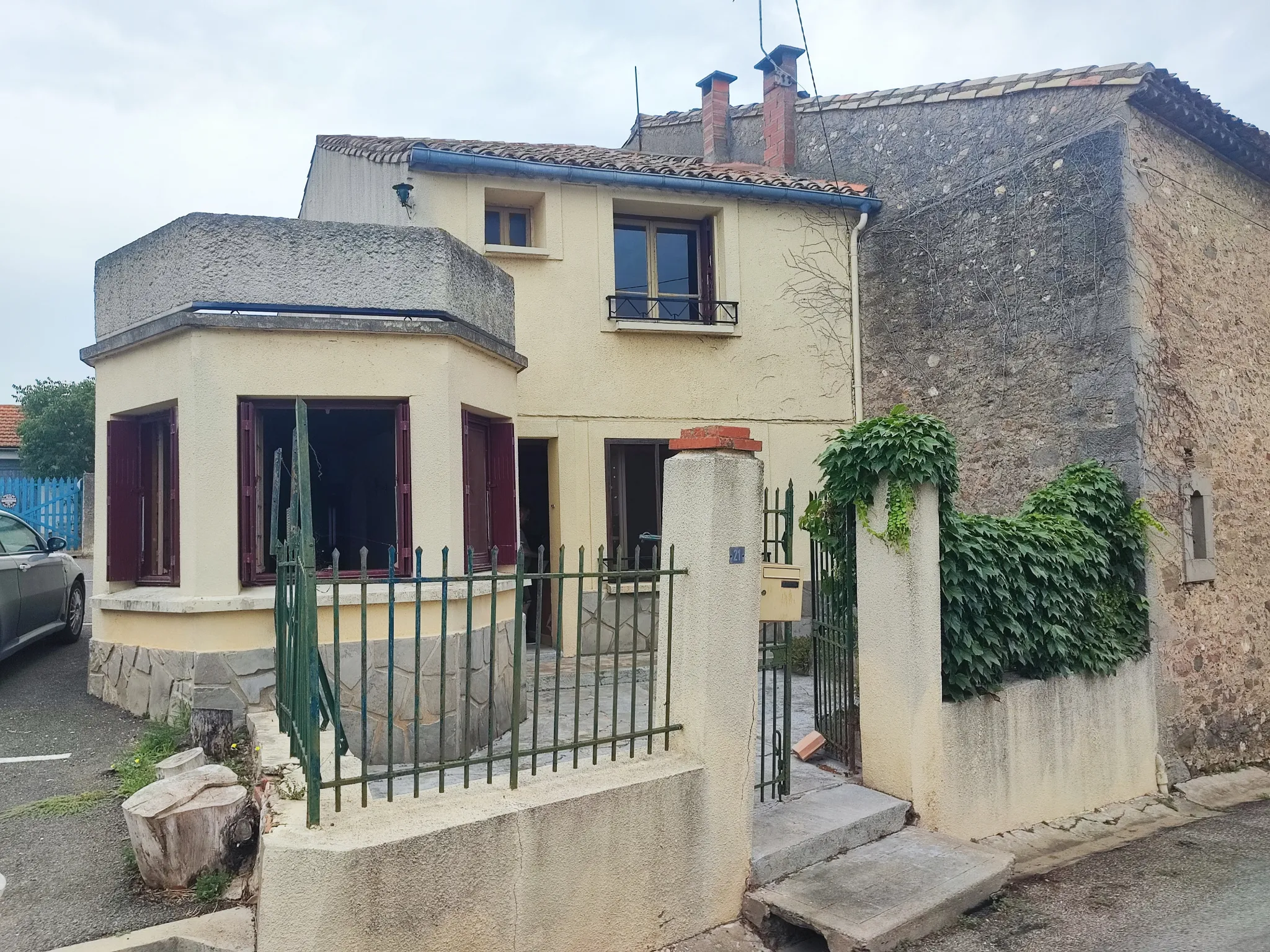 Maison de village à rénover avec garage et terrasse à La Redorte 