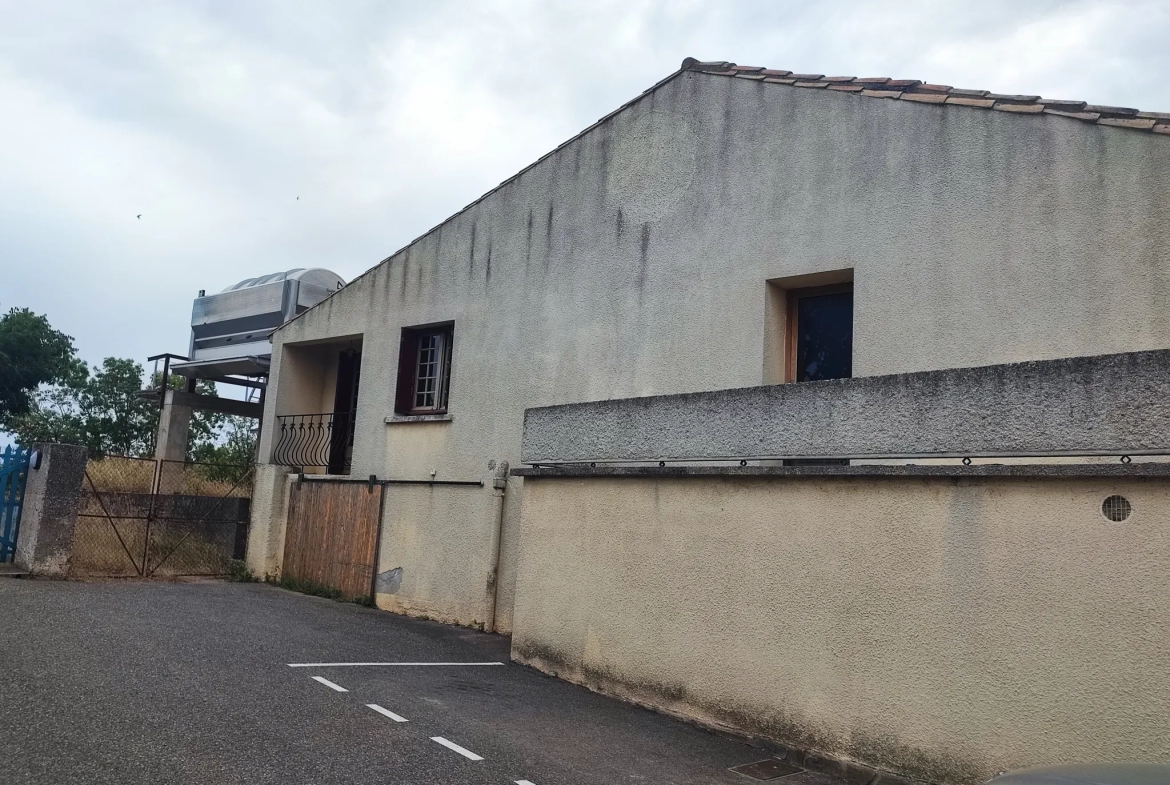 Maison de village à rénover avec garage et terrasse à La Redorte 