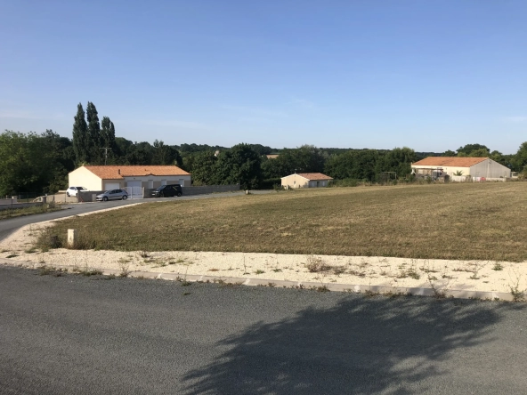 Terrain à bâtir viabilisé en lotissement à Annepont - 796 m2