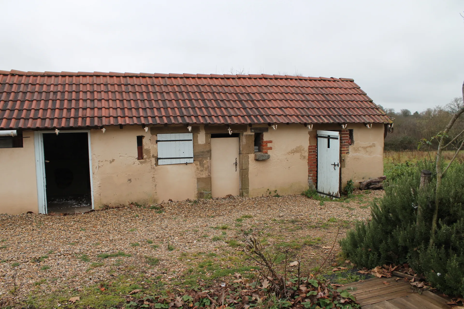 Fermette à St Caprais avec environ 1 hectare de terrain 