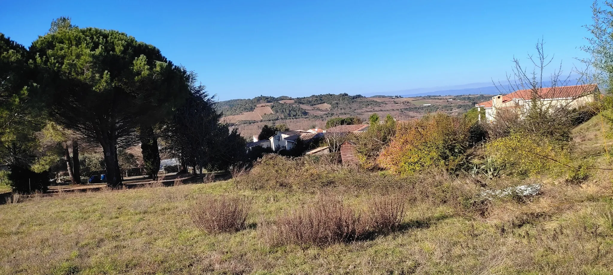 Terrain de 2078 m2 à Pomas, 20 km 