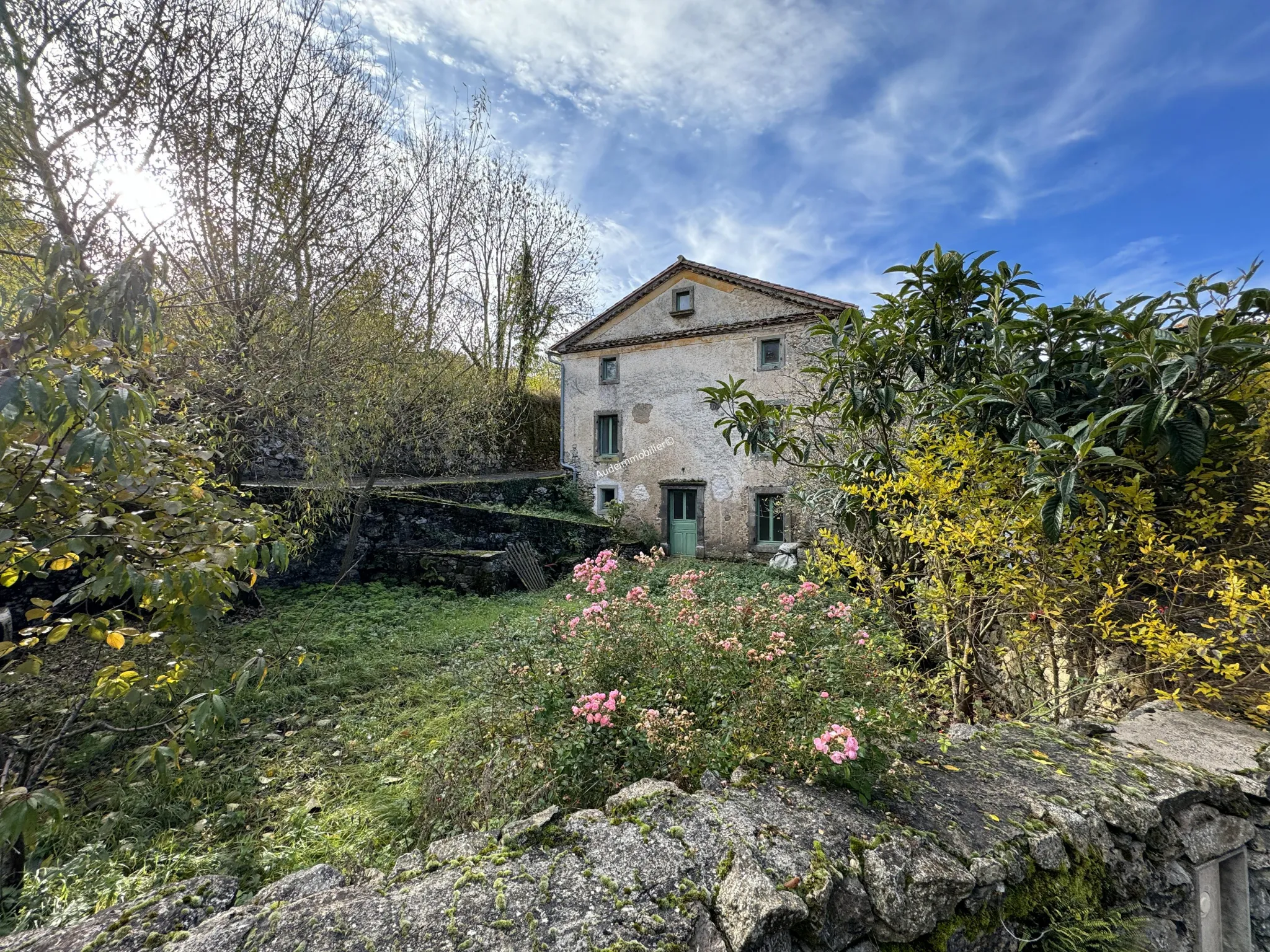Maison de village avec jardin et dépendance à Limoux 