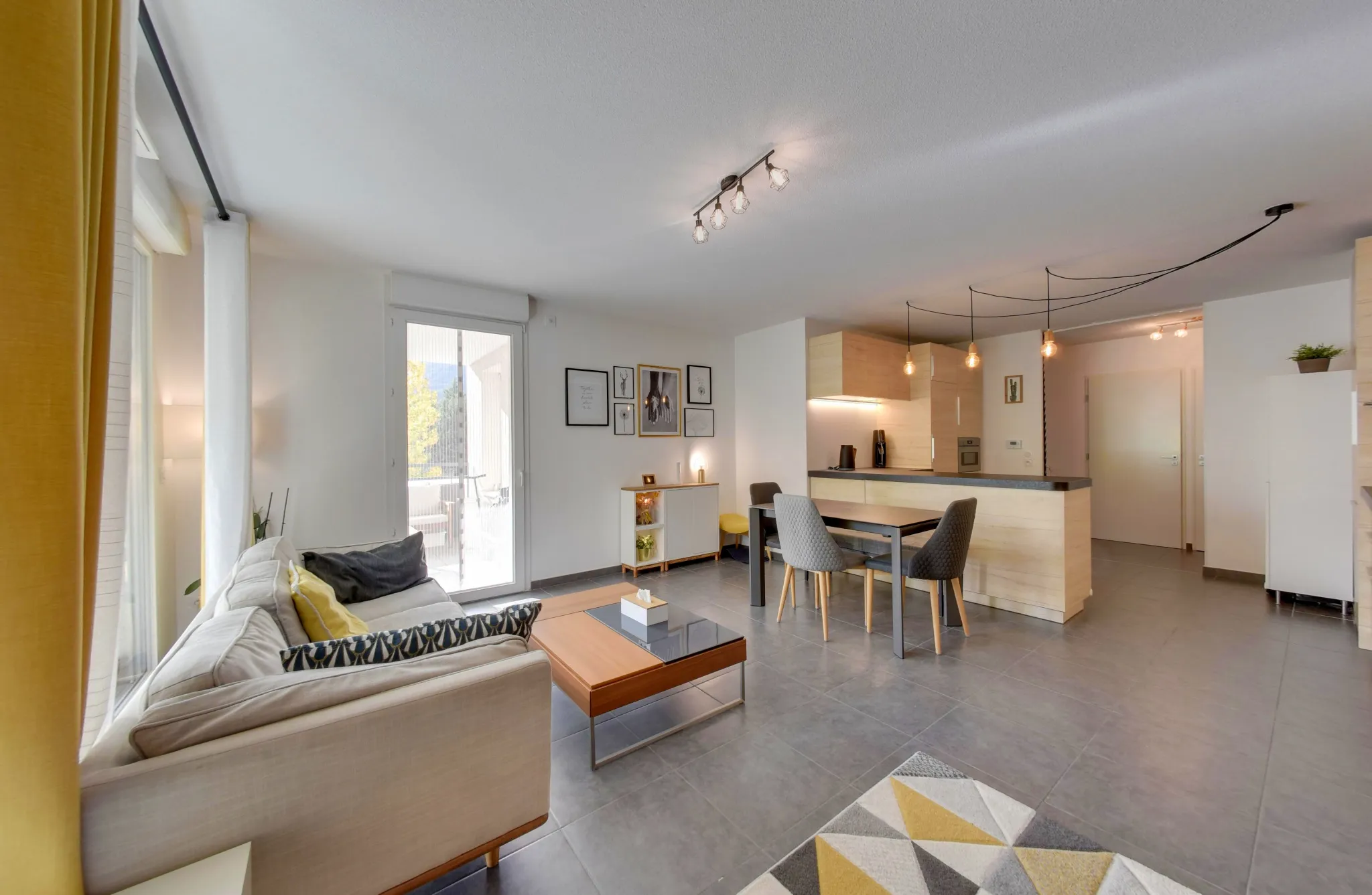 Quartier Prédieu, bel appartement récent 4 pièces et cuisine 