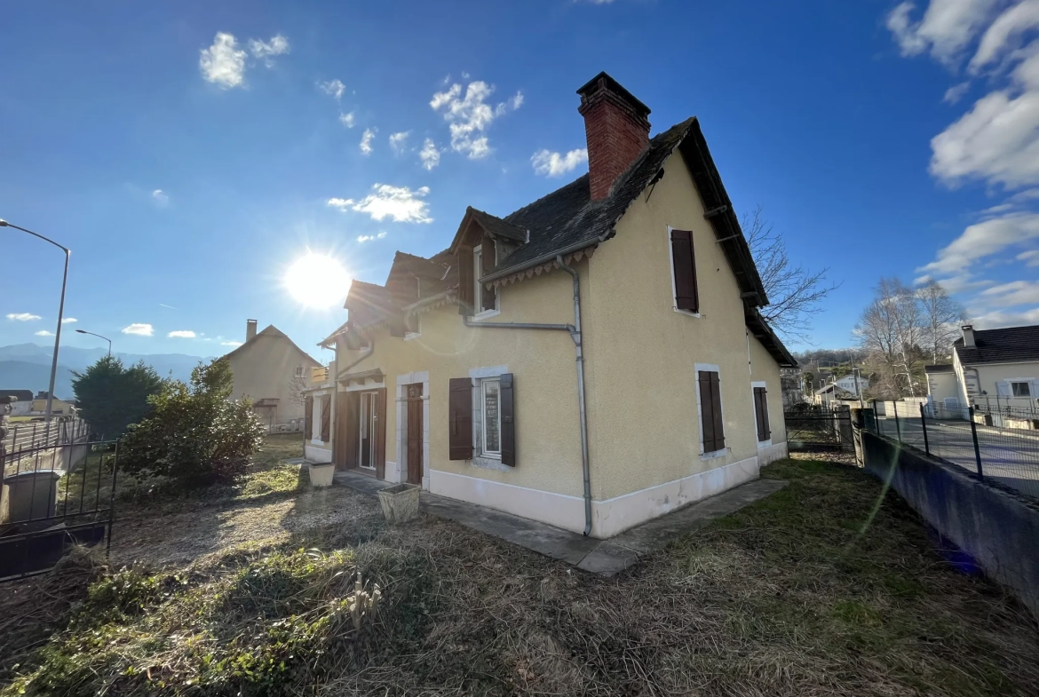 Exclusivité, ASSON - Maison à rénover de 168m2 avec son garage sur une parcelle de 1045m2 