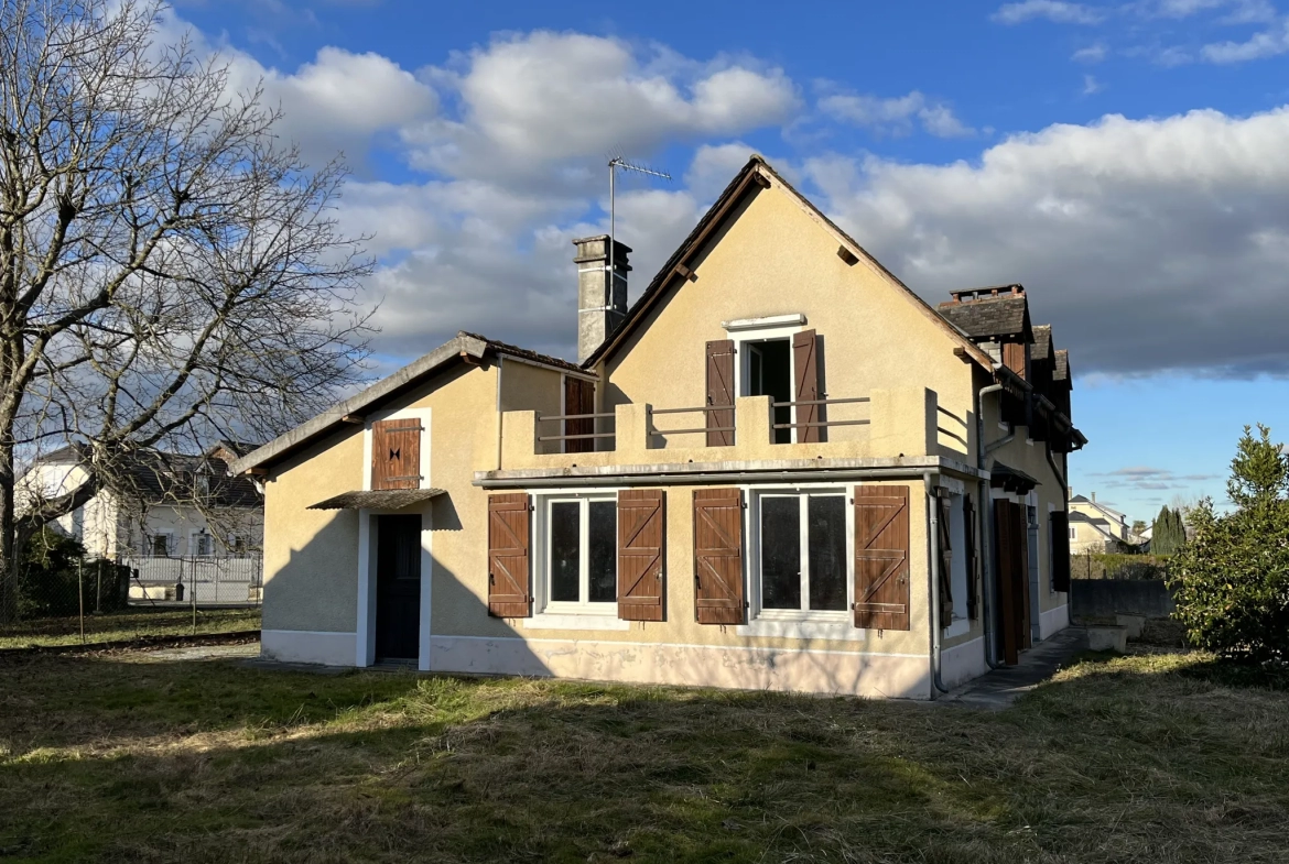 Exclusivité, ASSON - Maison à rénover de 168m2 avec son garage sur une parcelle de 1045m2 