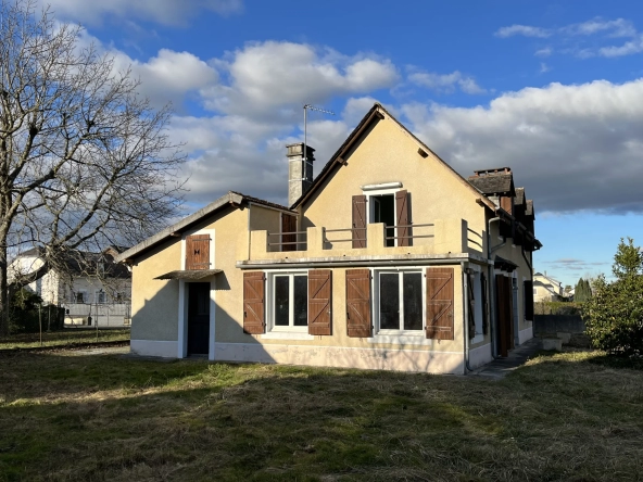 Exclusivité, ASSON - Maison à rénover de 168m2 avec son garage sur une parcelle de 1045m2