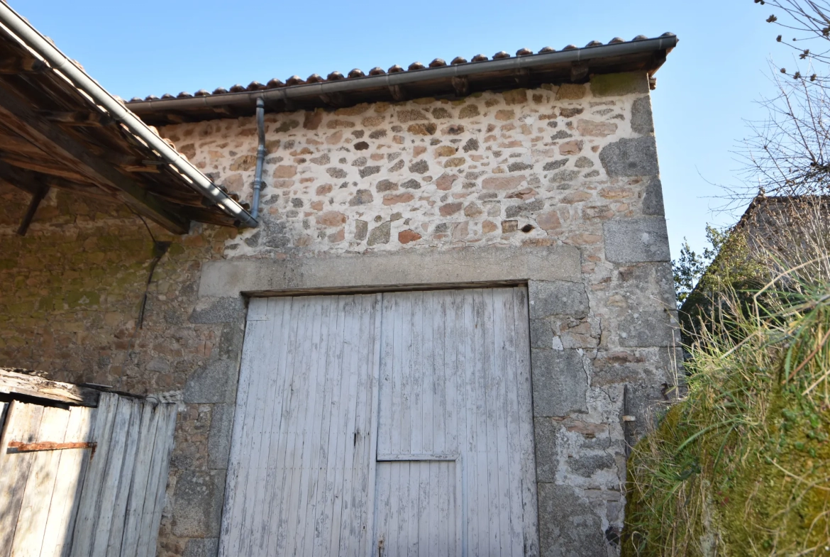 Grande maison familiale sur 2 étages au cœur d'un village - Busserolles 