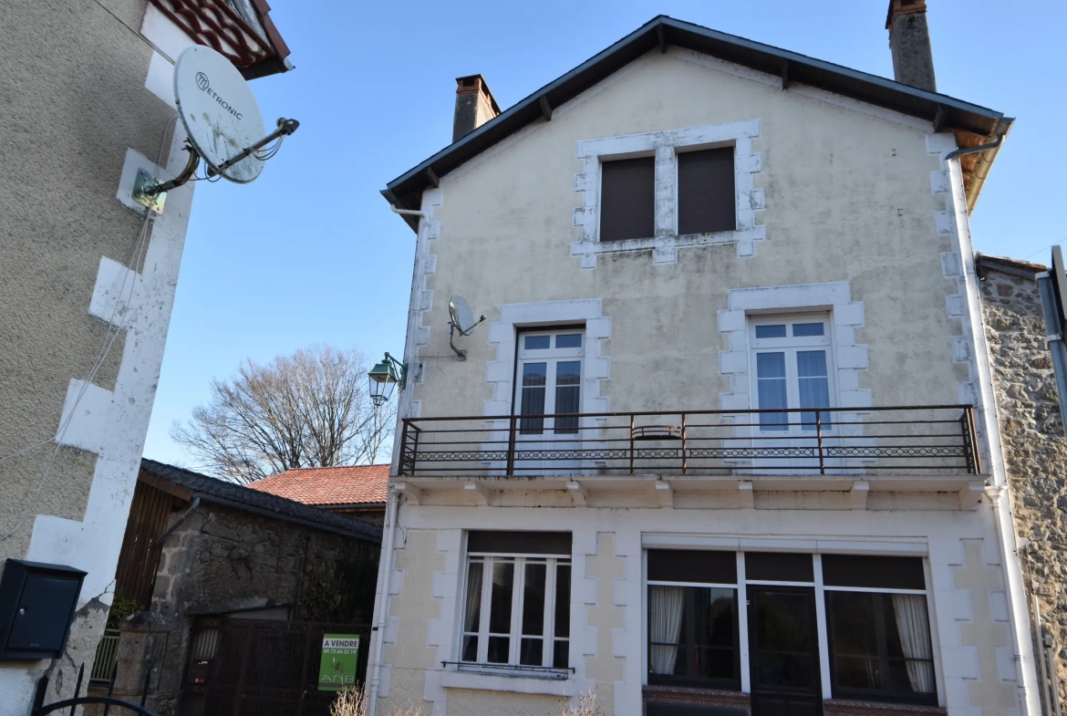 Grande maison familiale sur 2 étages au cœur d'un village - Busserolles 