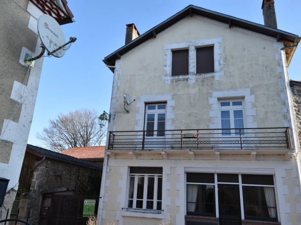 Grande maison familiale sur 2 étages au cœur d'un village - Busserolles